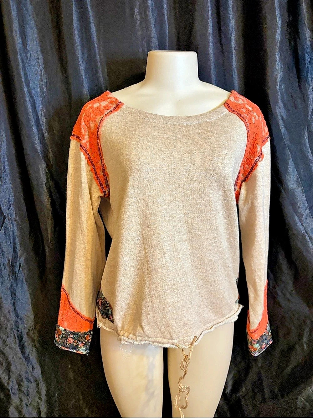 Gimmicks by BKE Cream & orange long sleeve crop top with lace trim and floral pr